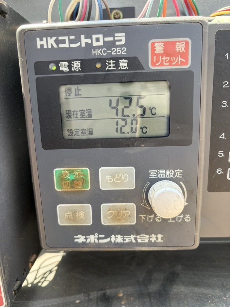 ハウスの温度計。室温42.5℃の表示
